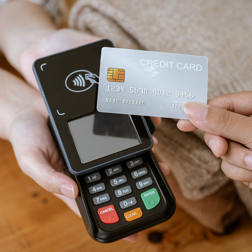 A-close-up-image-of-a-customer-tapping-her-credit-card-with-a-payment-terminal-or-credit-card