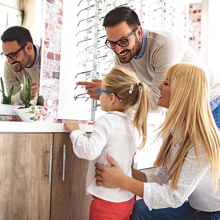 Family-in-Optics-Store