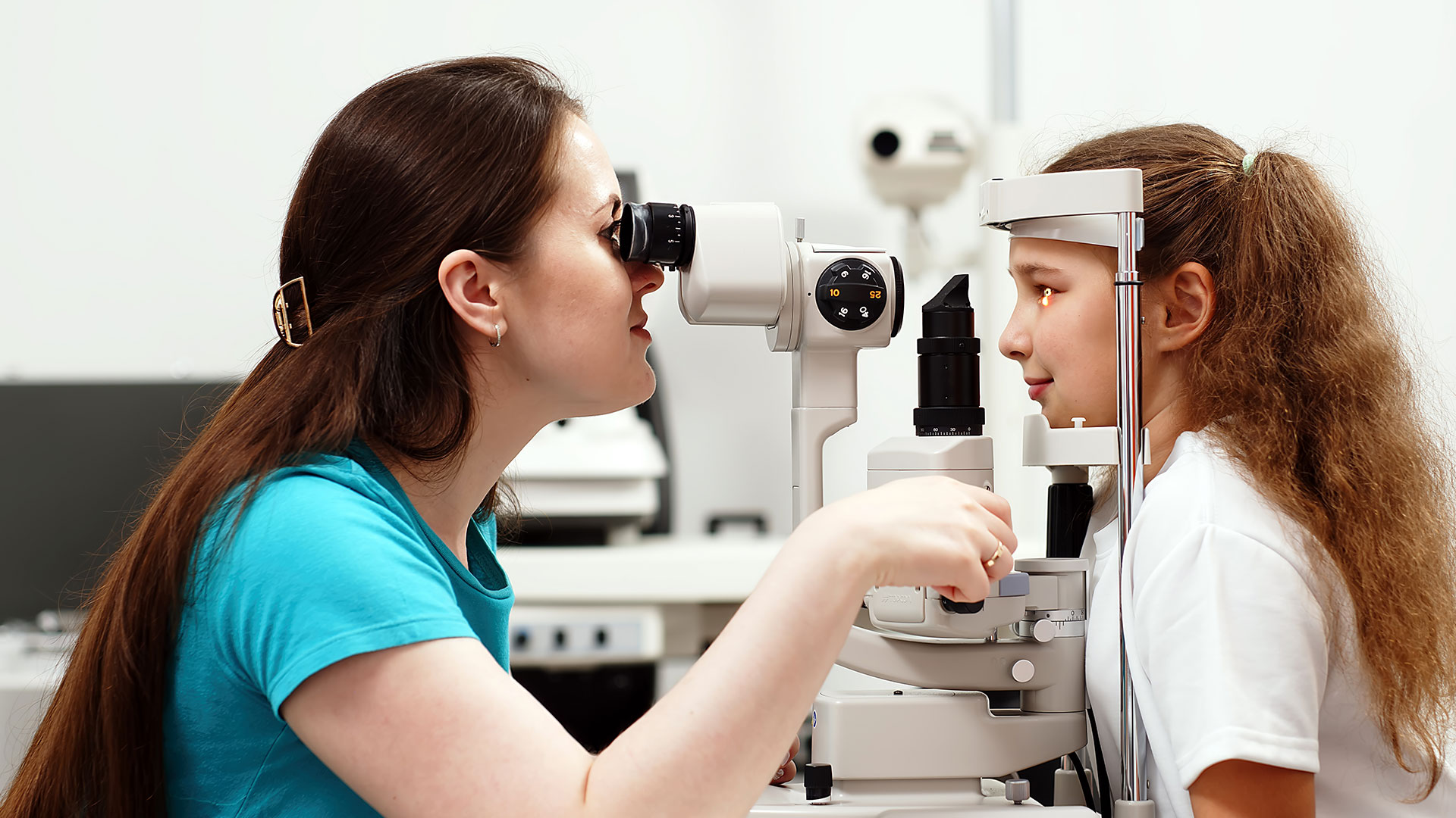 Examination-of-the-child-using-a-slit-lamp.-Microscope-and-focused-light-source