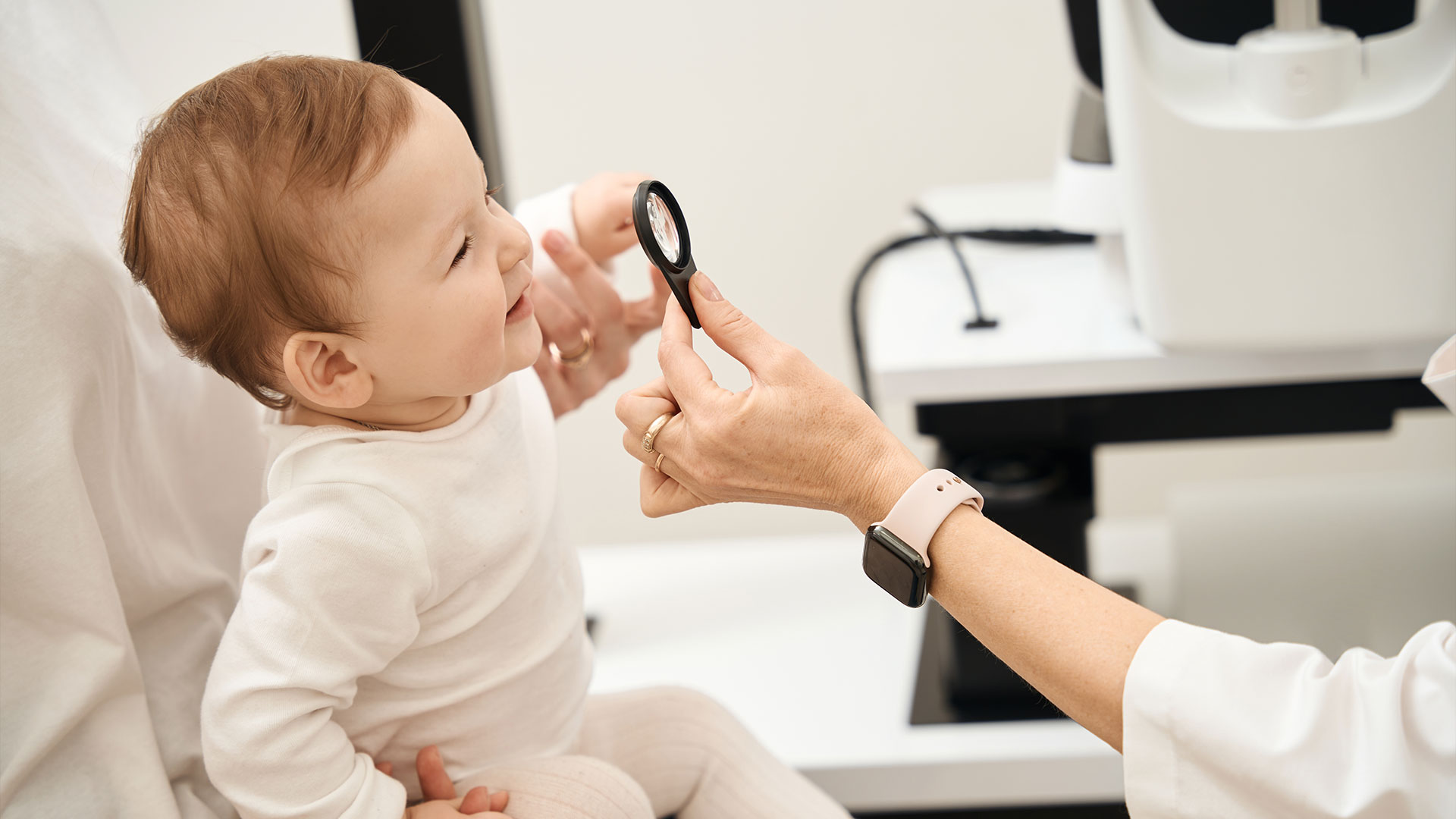 Pediatric-oculist-checking-child-vision-during-consultation2