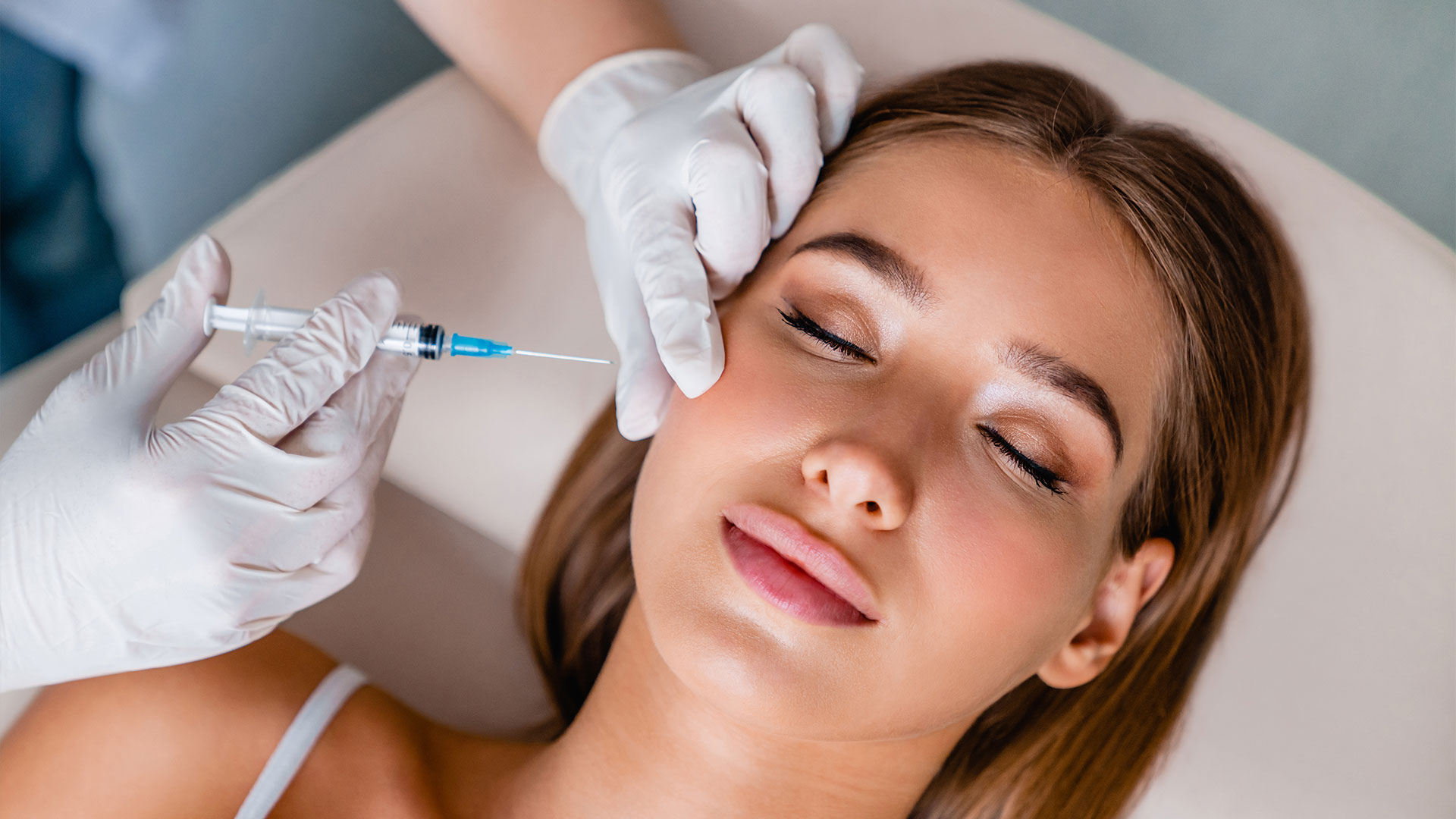 Young-woman-gets-beauty-facial-injections-in-salon