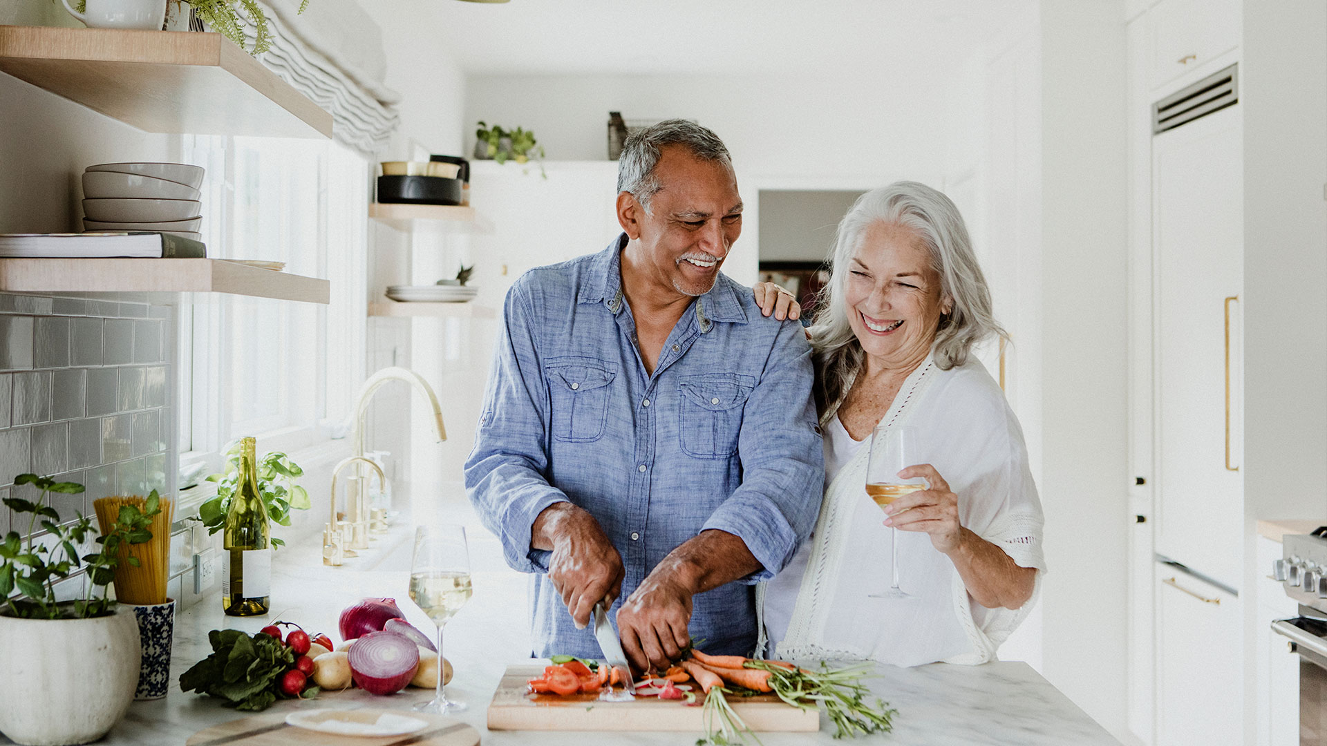 Elderly-couple-cooking-in-a-kitchen