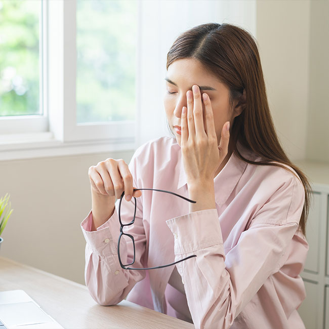 Eye-problem-concept,-fatigue-asian-young-woman-tired-eyes,-irritated-rubbing-eye-dry
