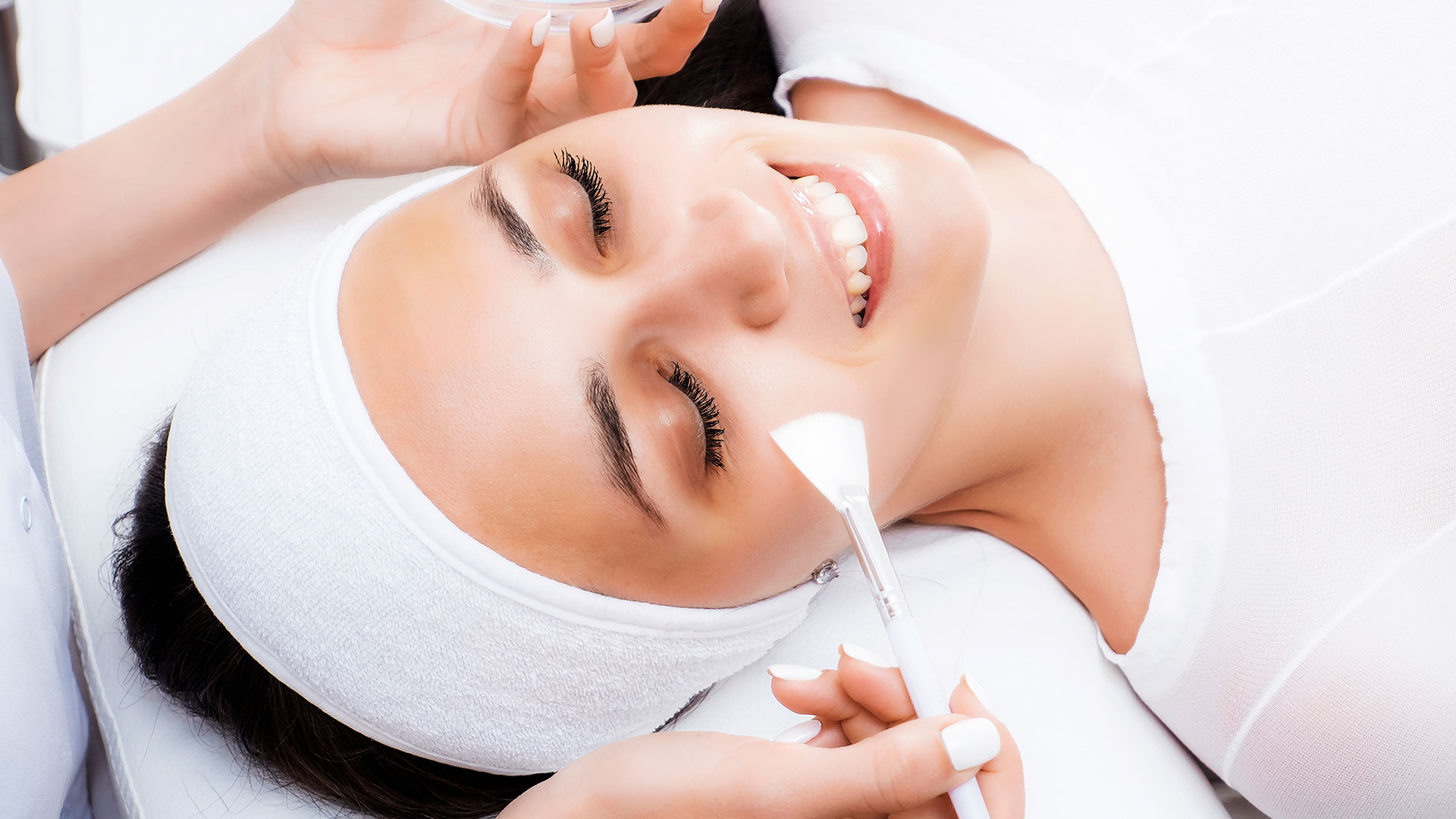 Face-peeling-at-the-beautician.-Facial-treatments.-Photo-chemical,-glycolic,-almond-peeling.