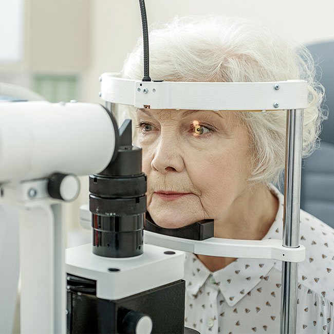 Young-female-ophthalmologist-using-apparatus